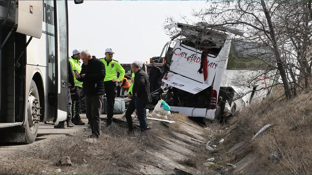 Bilecik'te tır, yolcu otobüsüne çarptı: 11 yaralı 3