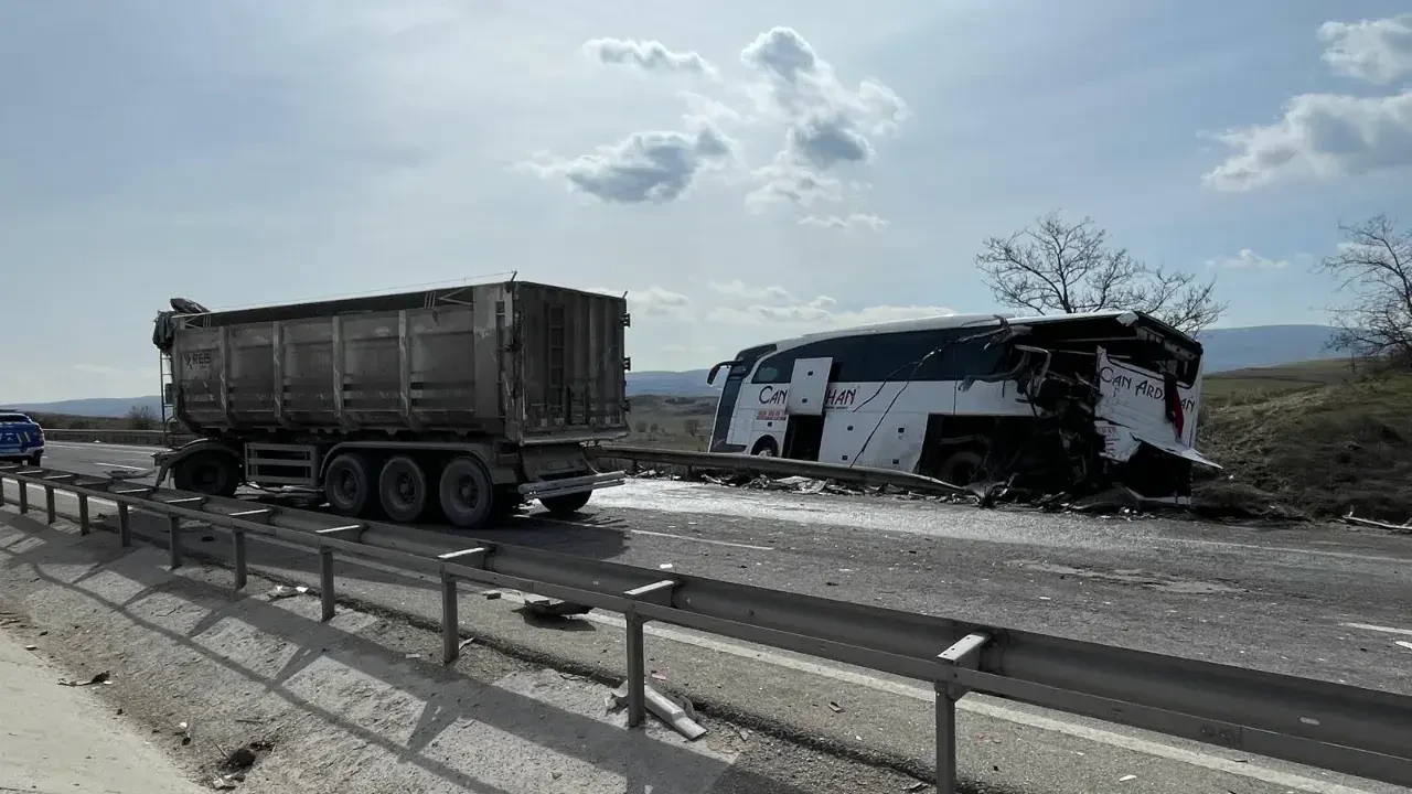 Bilecik'te tır, yolcu otobüsüne çarptı: 11 yaralı 5