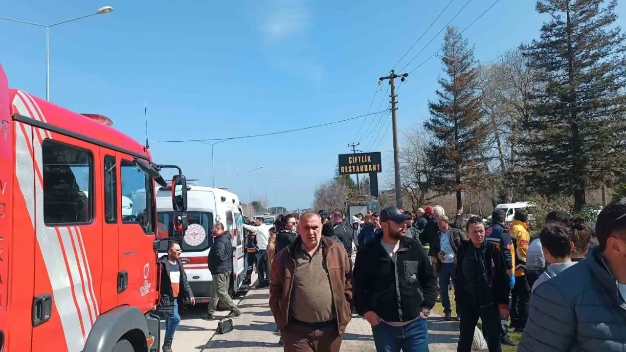 Ünye'de çocuk futbolcuları taşıyana minibüs devrildi: Yaralılar var 1