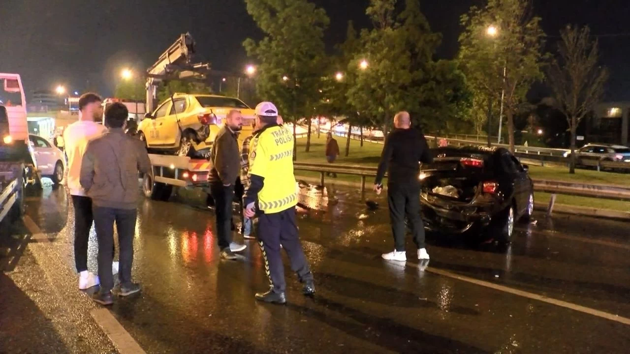 Maltepe'de Zincirleme Kaza! 4 Yaralı