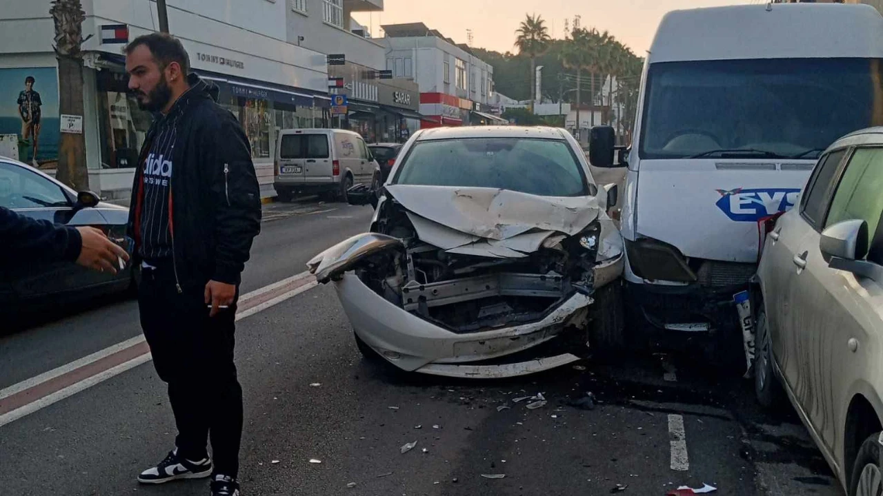 Zincirleme Trafik Kazası! 4 Araç Birbirine Girdi