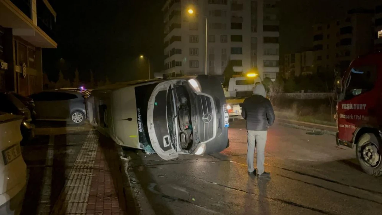 Bursa'da Feci Kaza! Servis Minibüsü Yan Yattı, 8 İşçi Yaralı