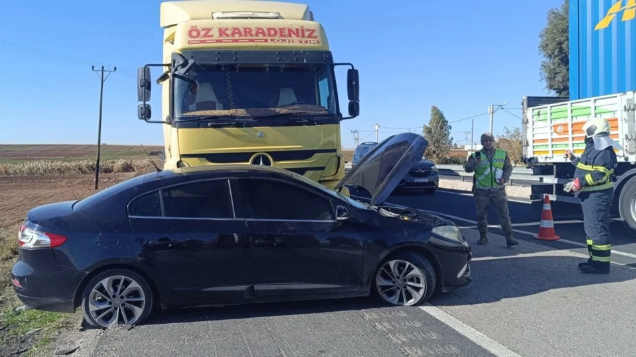 Feci Kaza! Tır Yol Vermek İstemeyen Otomobili Sürükledi