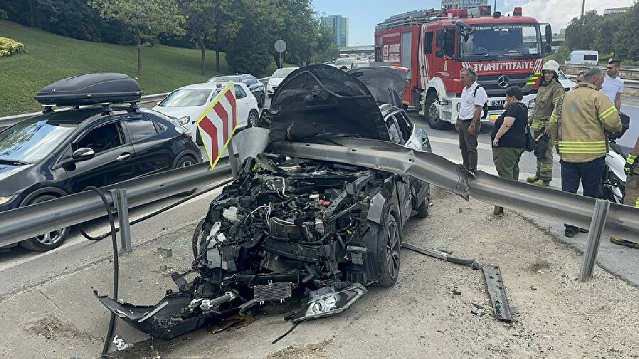 Ataşehir'de Otoyolda Korkutan Trafik Kazası! Araç Bariyerlere Saplandı