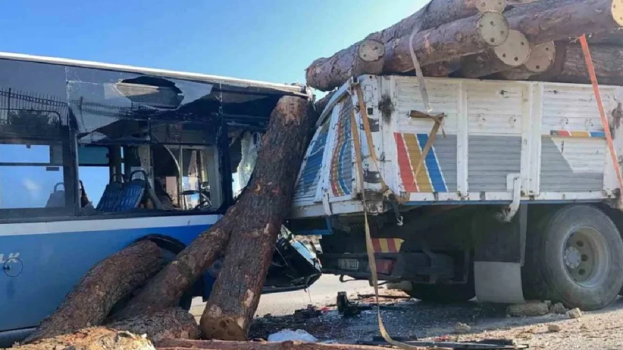 Burdur’da Zincirleme Trafik Kazası! 1’i Polis 6 Yaralı