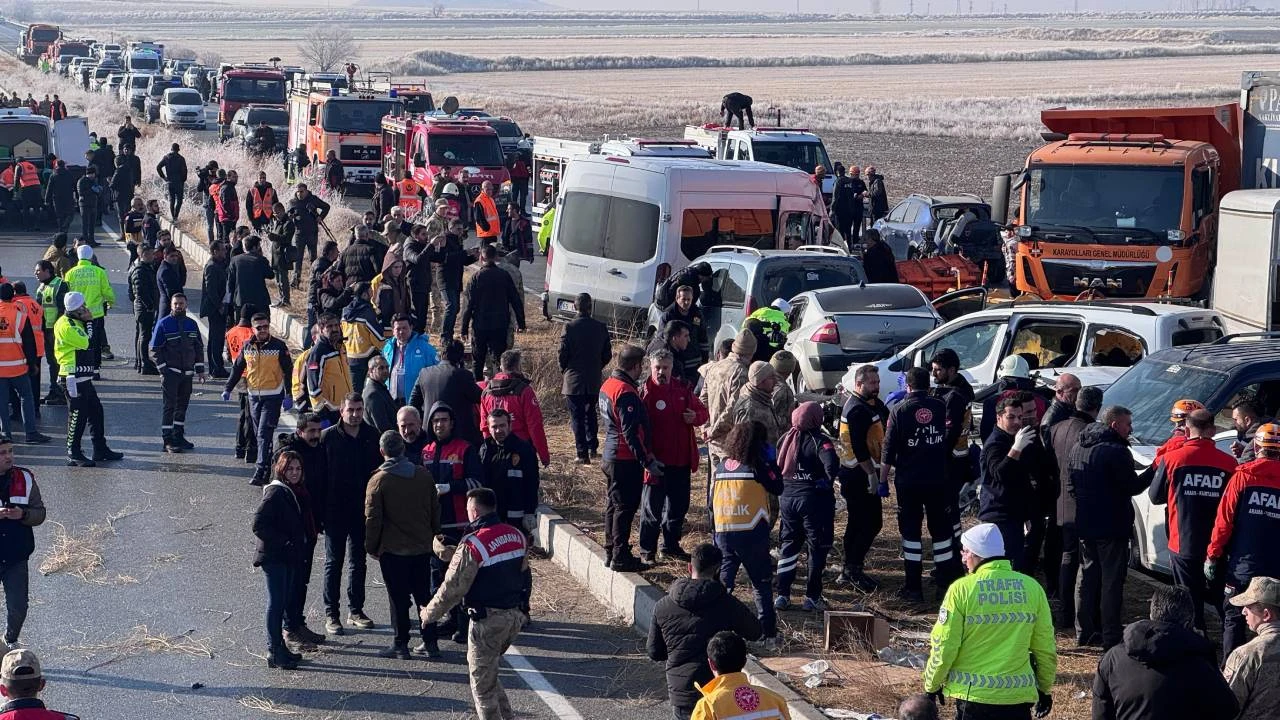 Van’da Zincirleme Trafik Kazası! 1 Ölü, 51 Yaralı