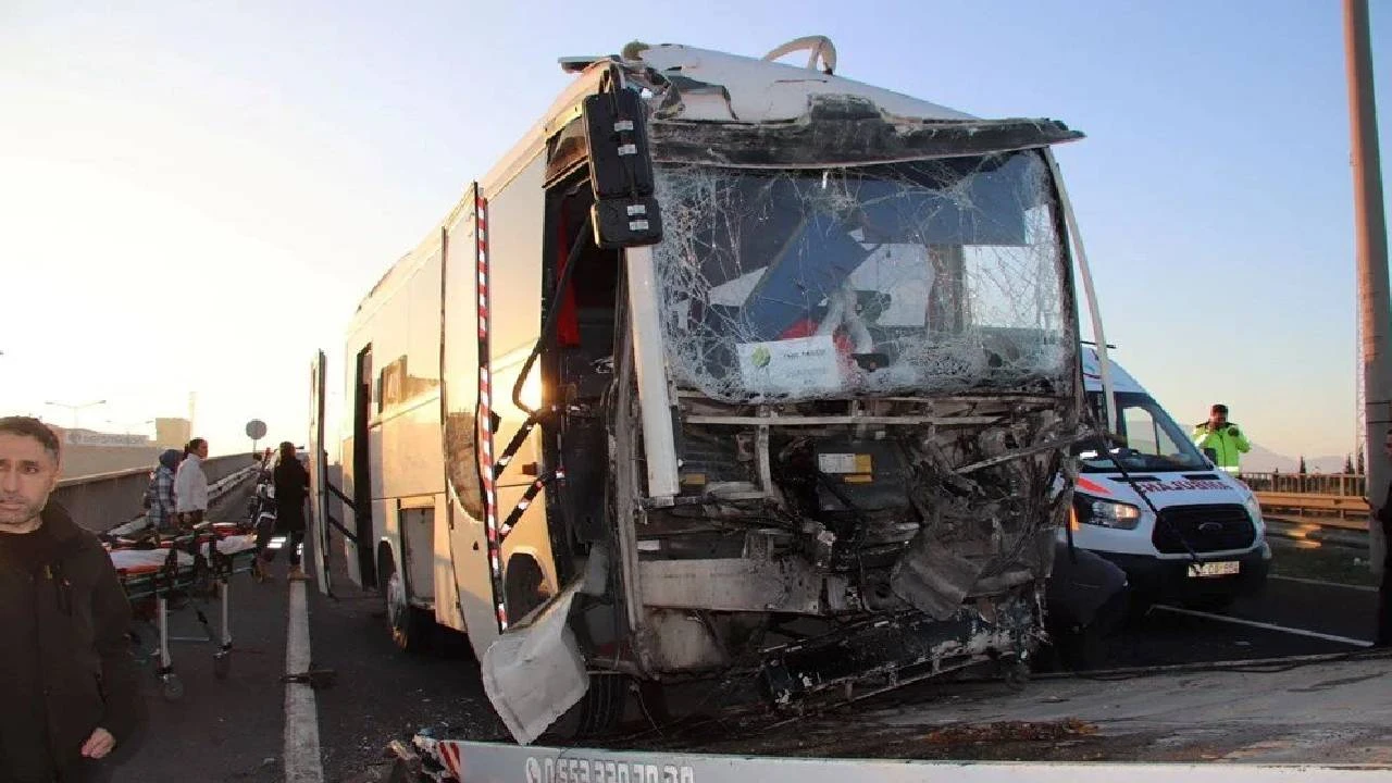 Manisa Turgutlu’da Feci Kaza! Servis Minibüsü Tırla Çarpıştı, 22 Yaralı