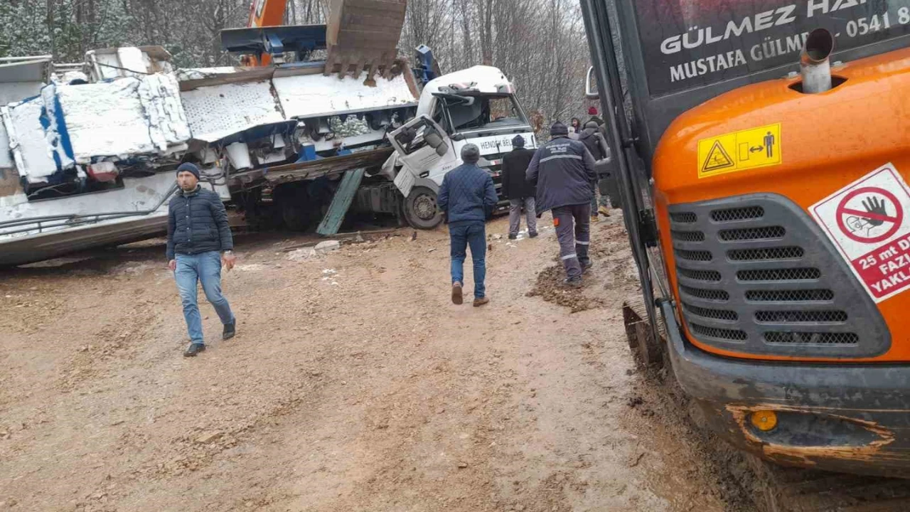 Sakarya’da Korkunç Kaza! Taş Kırma Makinesi Tırın Kupasına Devrildi