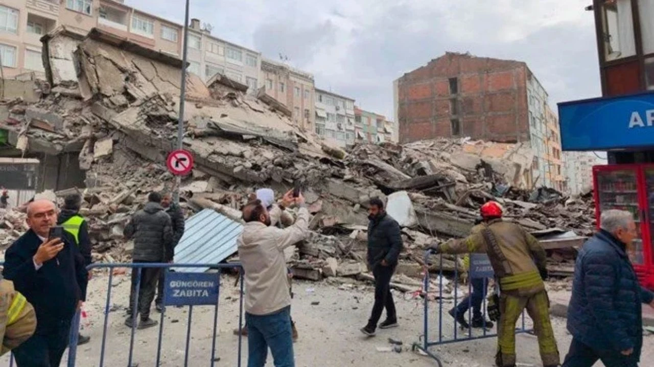 İstanbul Güngören’de Kentsel Dönüşüm Kapsamında Çöken Bina Korkuttu! Can Kaybı Yaşanmadı