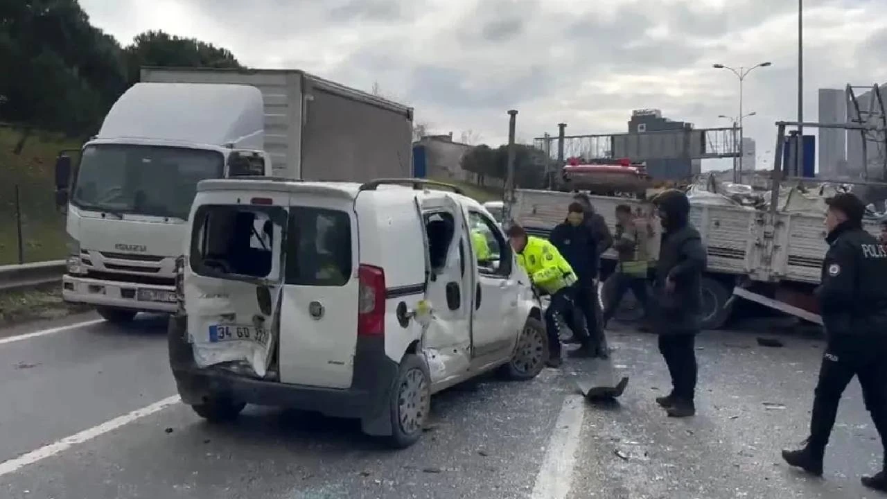 TEM otoyolunda zincirleme trafik kazası: 6 araç kaza yaptı, 8 yaralı var