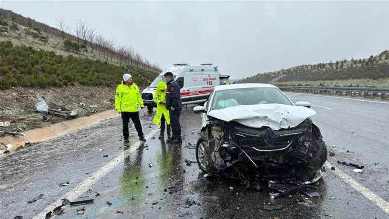 Niğde - Adana otoyolunda korkunç trafik kazası: Korkuluklar sayesinde kurtuldu