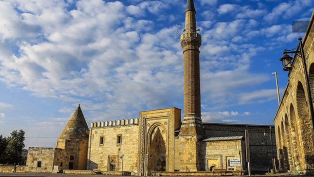 Eşrefoğlu Camii Nerede? Tarihi ve Önemi