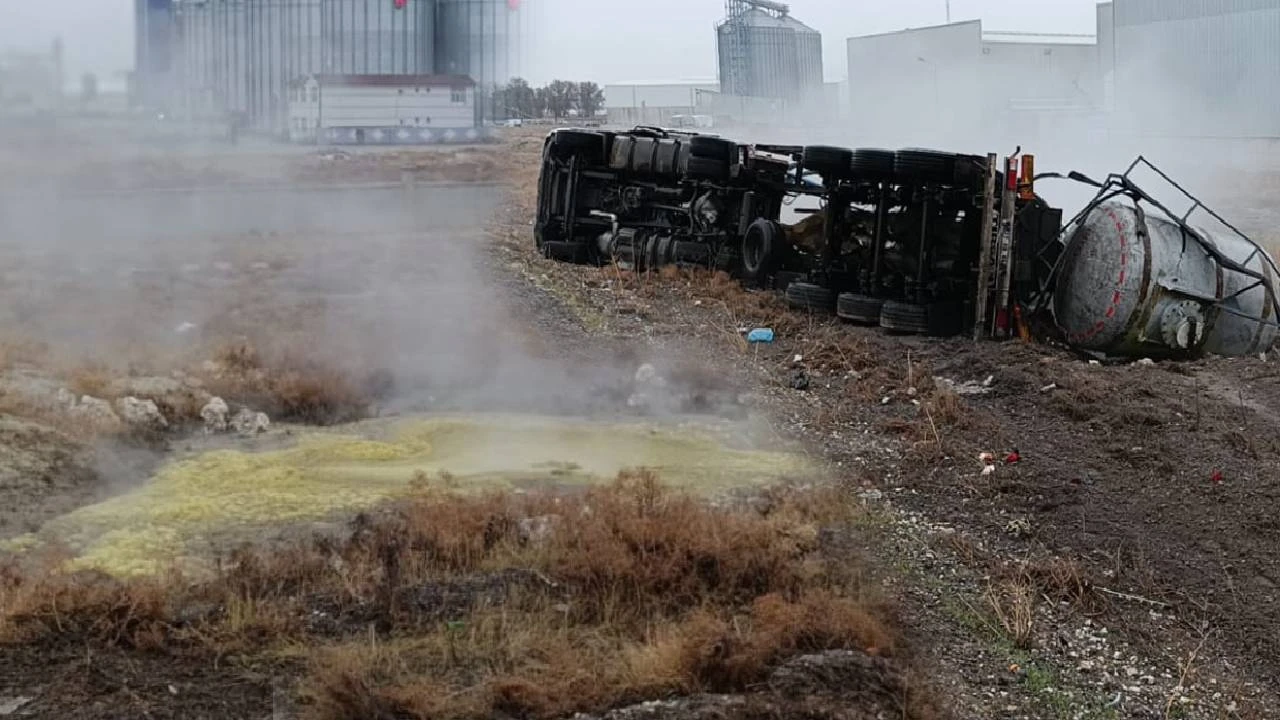 Konya Karapınar’da Asit Yüklü Tır Devrildi! Sürücü Hayatını Kaybetti