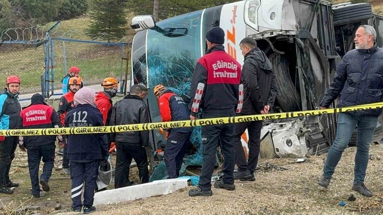 Isparta'da Yolcu Otobüsü Şarampole Devrildi! Ölü ve Yaralılar Var