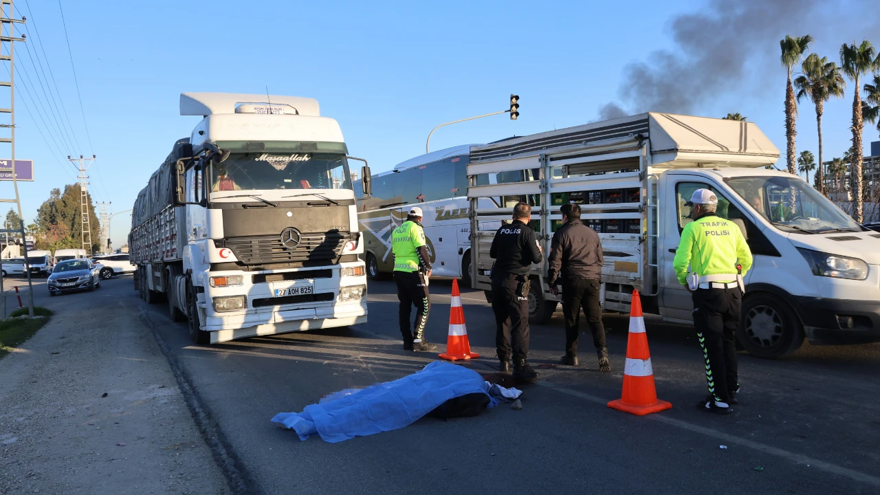 Adana'da dehşet kaza: Motosiklet ile tır çarpıştı sürücü tırın altında kalarak can verdi