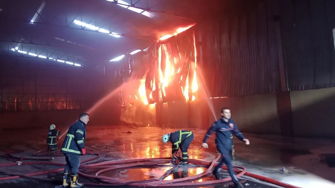 Adana'da geri dönüşüm fabrikasında yangın paniği