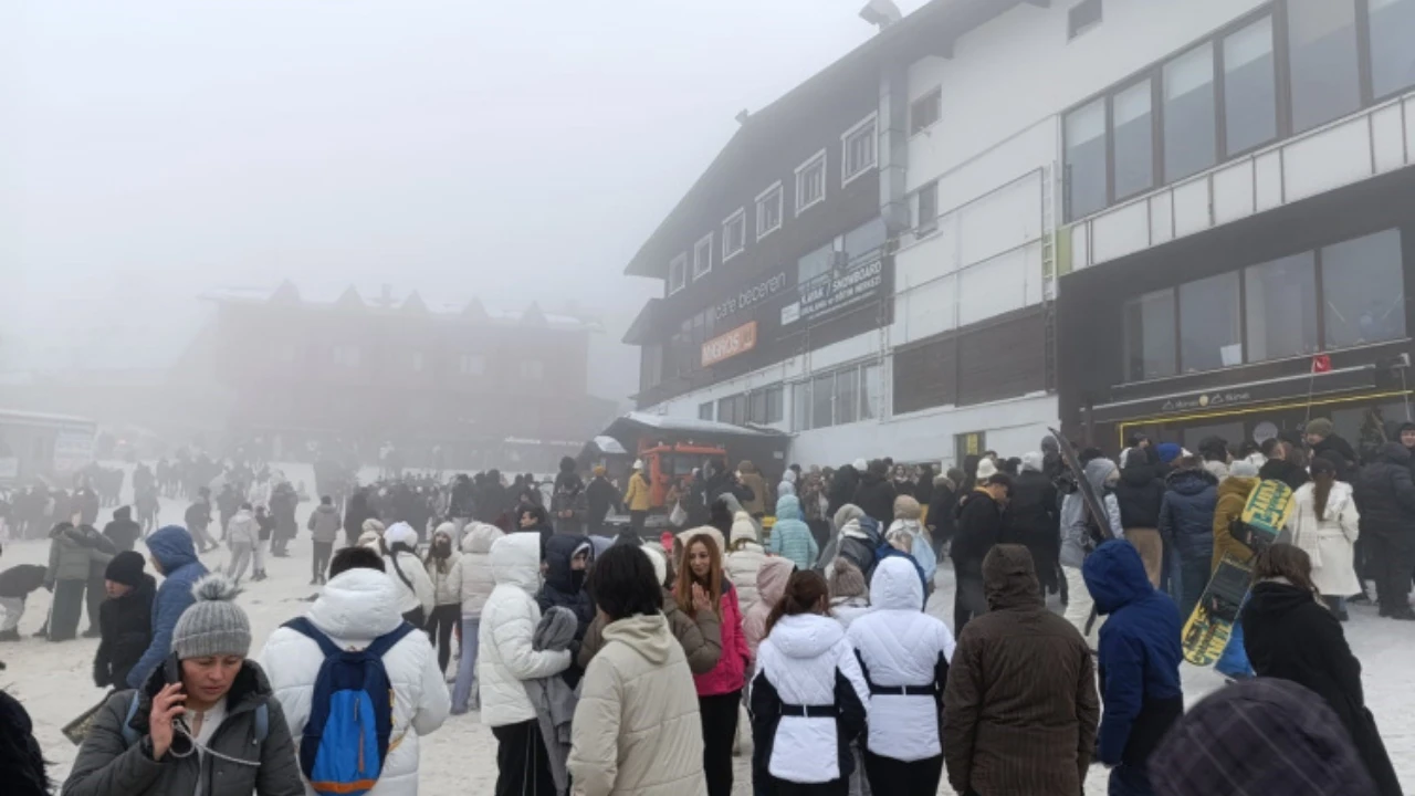 Uludağ’da kar yoğunluğu ve kalabalıklar yükseliyor: Telesiyej kuyrukları uzadı