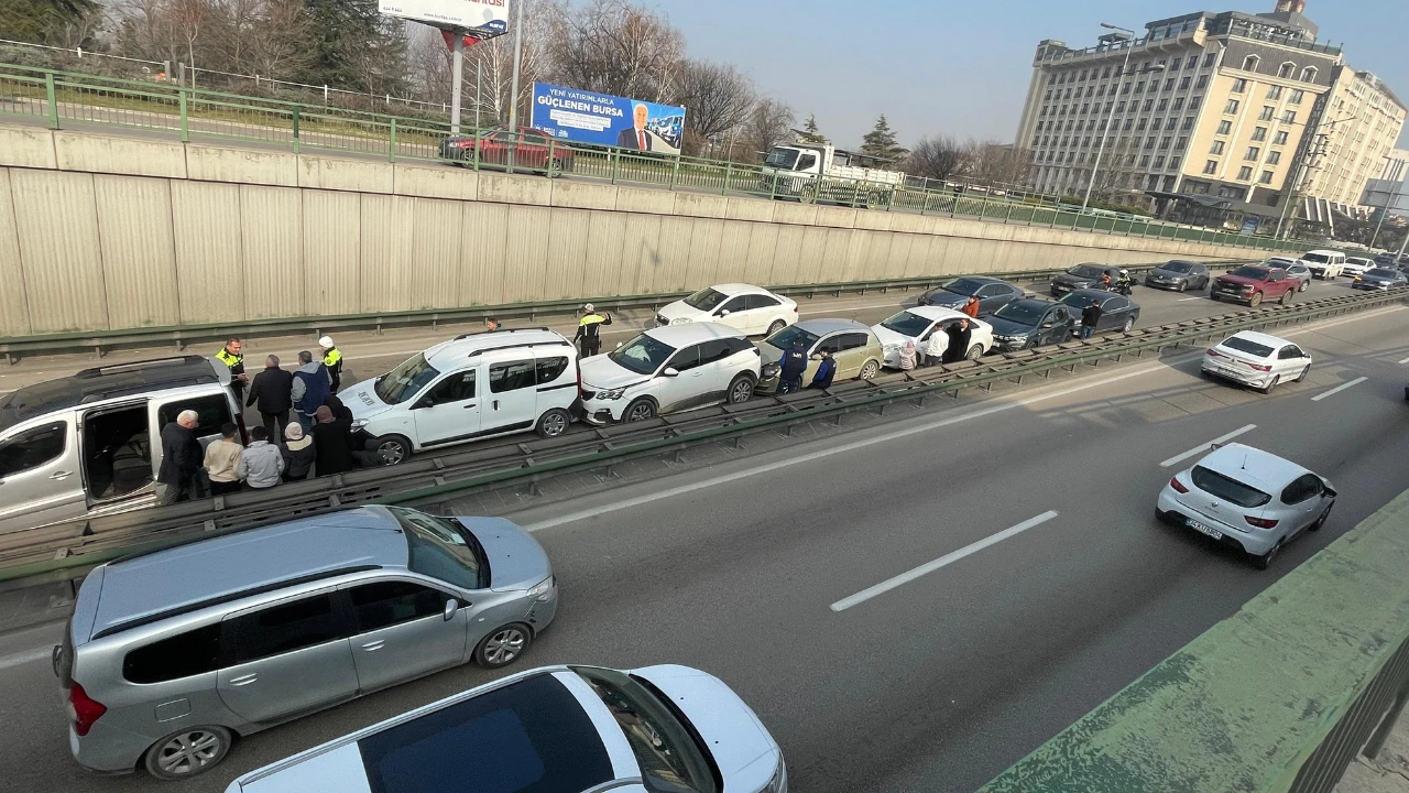 Bursa Osmangazi'de zincirleme trafik kazası: 7 araç birbirine girdi