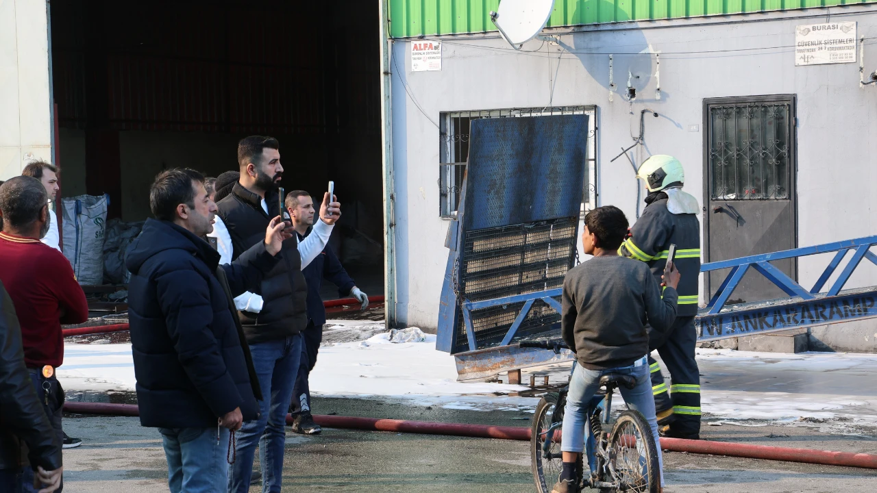 Adana’da çıkan yangında sosyal medya çılgınlığı! Fabrika yanıyor vatandaşlar canlı yayın telaşında