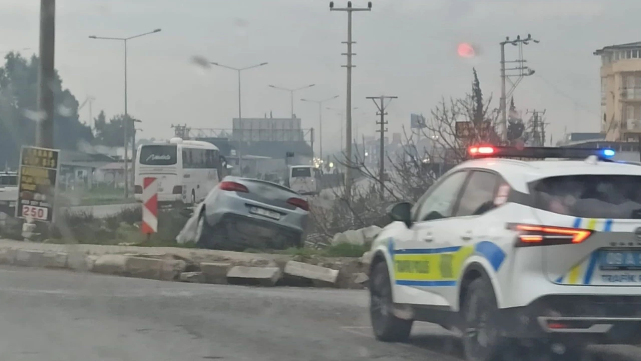 Söke'de kaygan yol kazaya neden oldu: Araç yol kenarına savruldu