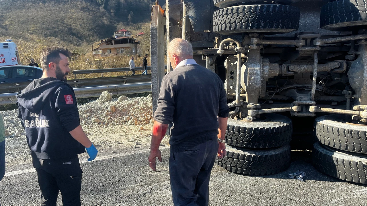 Ordu'da kil yüklü kamyon devrildi: Karadeniz sahil yolu trafiğe kapandı