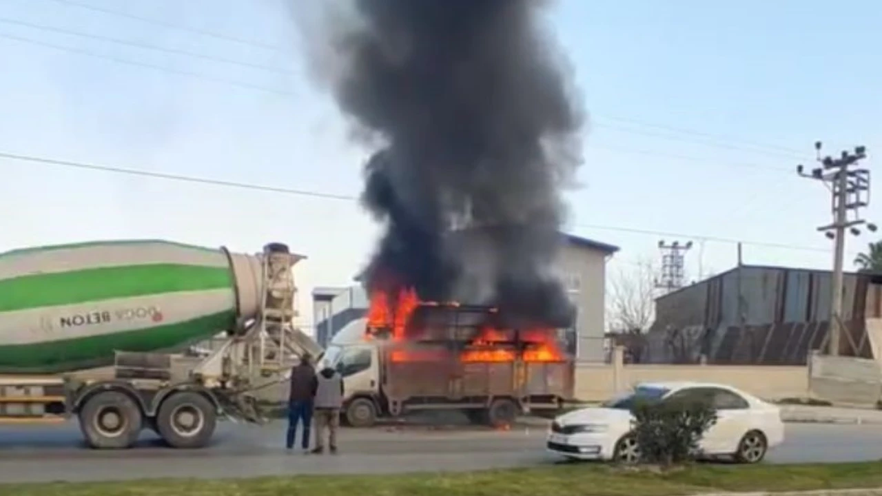 Alevler içindeki kamyonet trafikte ilerledi: Yangını beton mikseri söndürdü