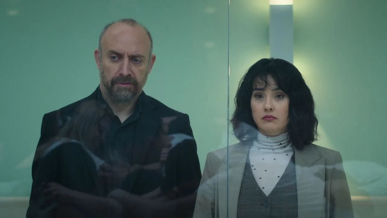 Halit Ergenç ve Funda Eryiğit'ten büyüleyici performans: Adsız Aşıklar Netflix'te