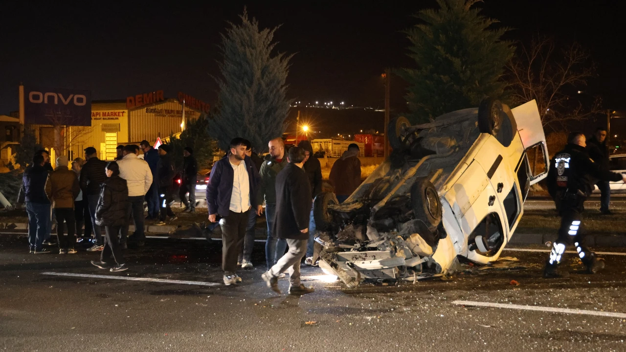 Nevşehir'de şerit değiştiren tır, hafif ticari araca takla attırdı: 2 yaralı