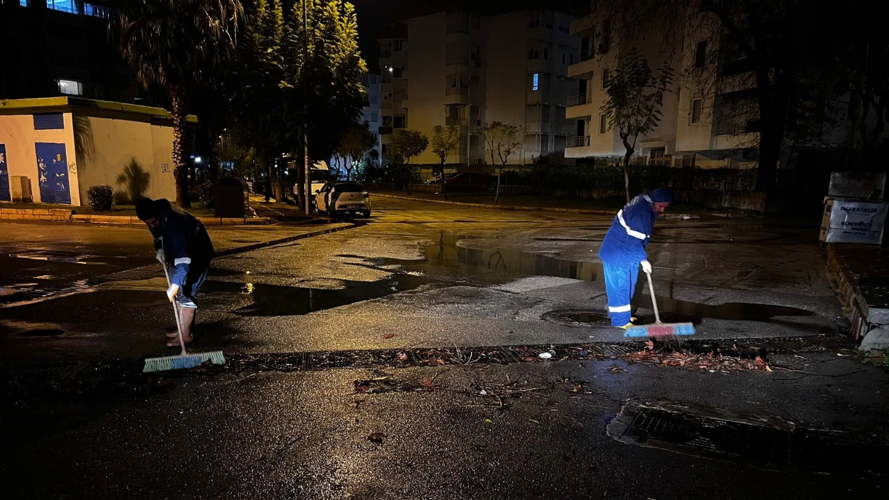 Antalya Büyükşehir Belediyesi, yağışla mücadelede gece boyu devam etti