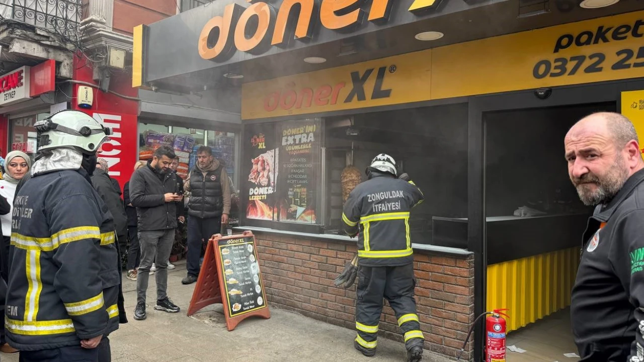 Zonguldak’ta dönercide yangın paniği: Fritöz patladı