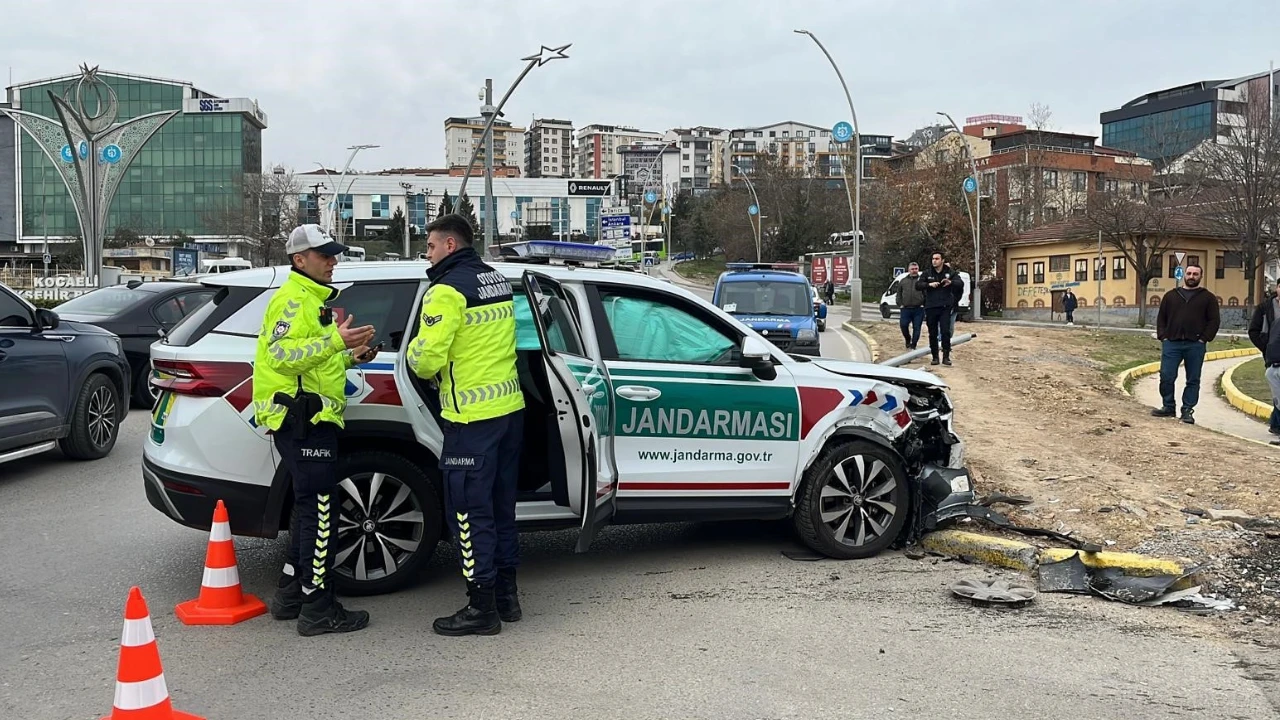 Gebze'de Jandarma trafik otosuyla hafif ticari araç çarpıştı: 1 yaralı