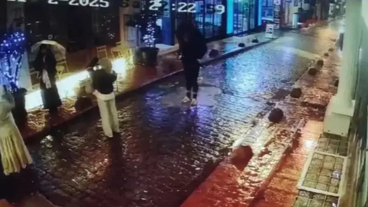 Taksim'de akıl almaz olay: Gasp ettiği telefonla bir de selfie yapmış