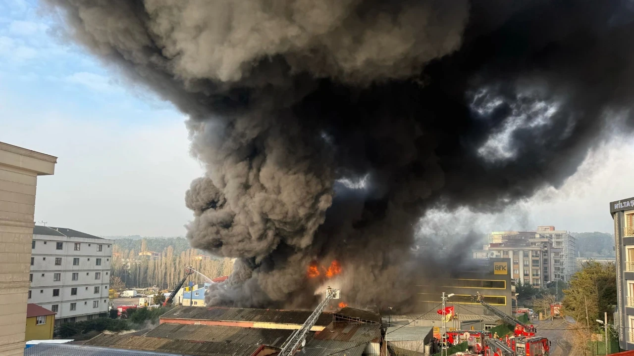 İstanbul'da lastik fabrikasında yangın