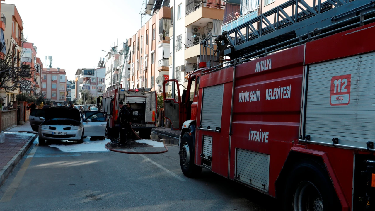 Marşa bastı araç alev aldı: Yangın çıkan araçta maddi hasar oluştu