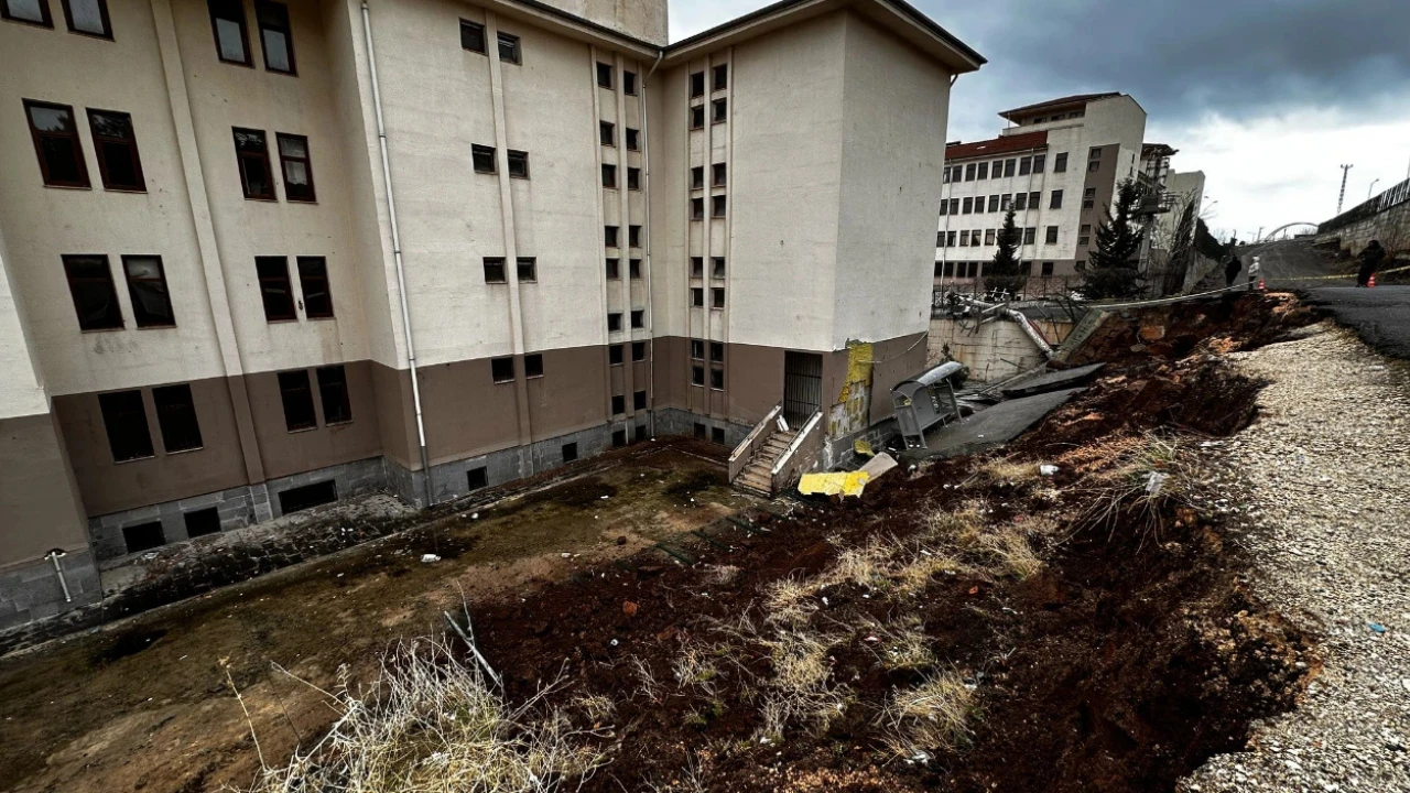 Şanlıurfa'da korku dolu anlar: Okulun istinad duvarı çöktü