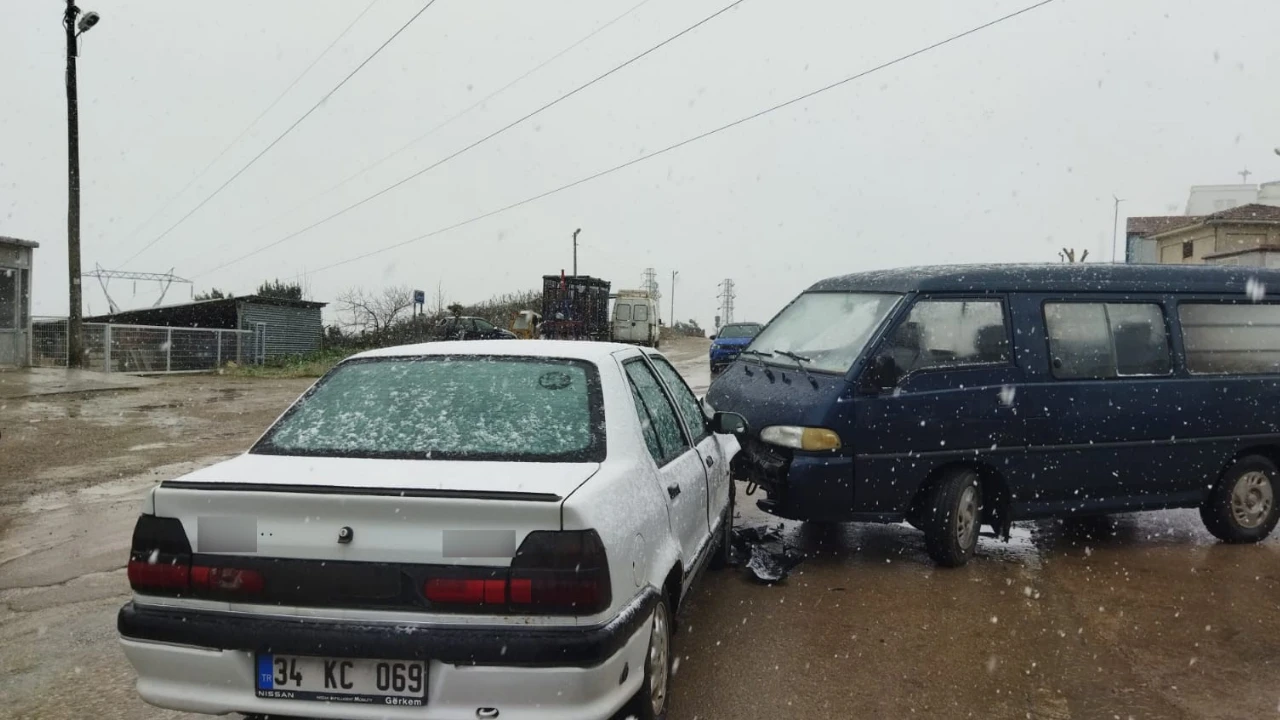 Sinop'ta panelvan minibüs ile otomobil çarpıştı: 2 çocuk yaralı