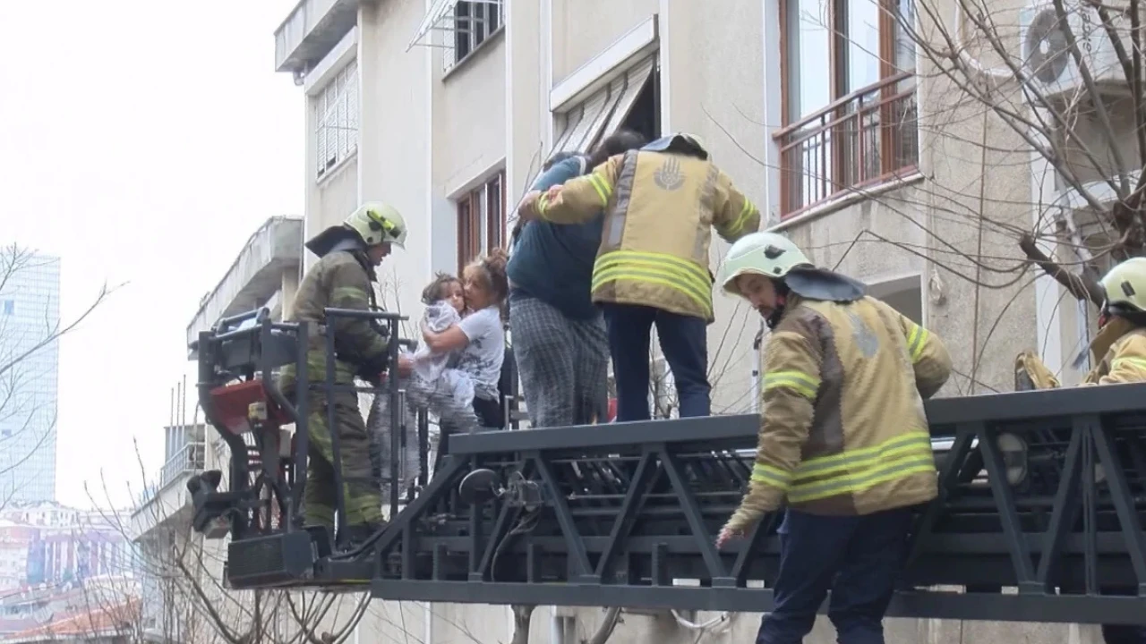 Şişli'de 5 katlı binada yangın: Çatıda mahsur kalan 8 kişi kurtarıldı