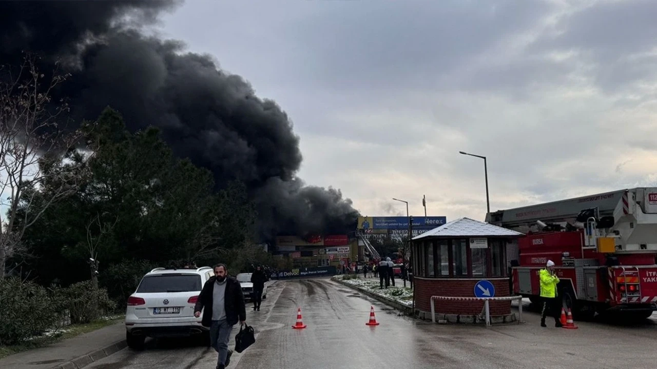 Bursa'da korkutan yangın: Madeni yağ satışı yapılan iş yeri alevlere teslim oldu