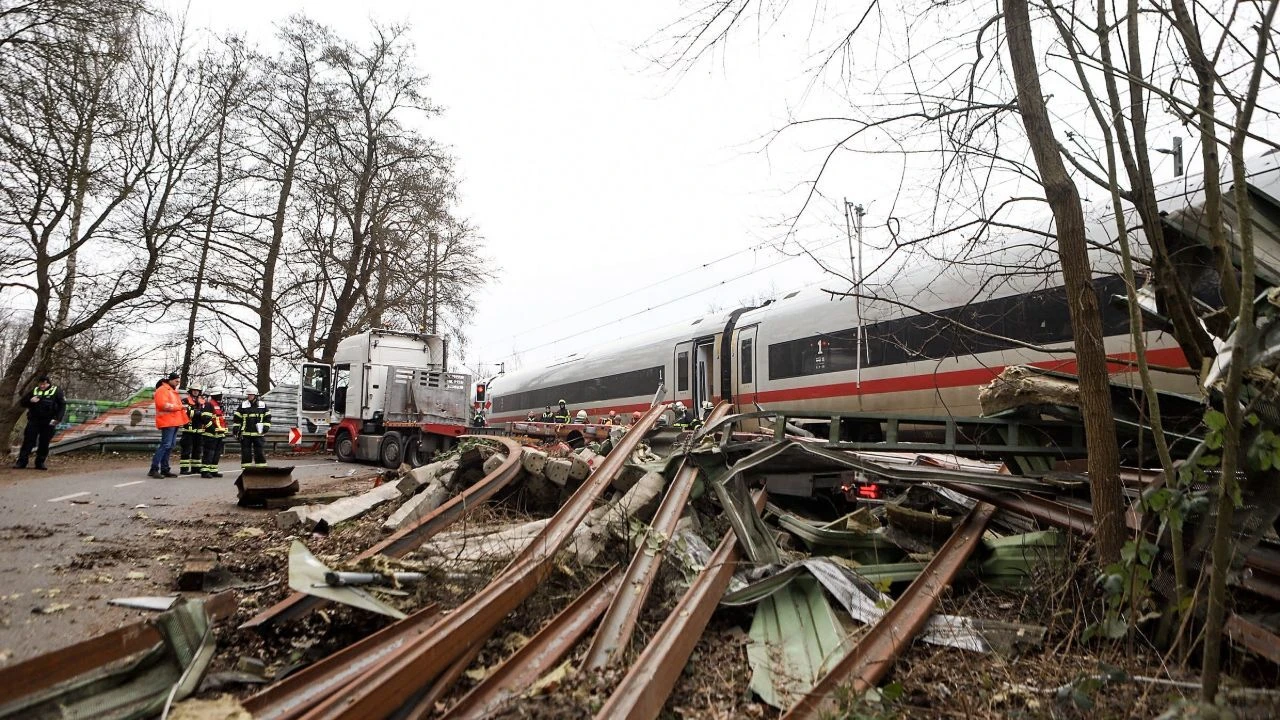 Yolcu treni ile tır çarpıştı: 1 ölü, 25 yaralı