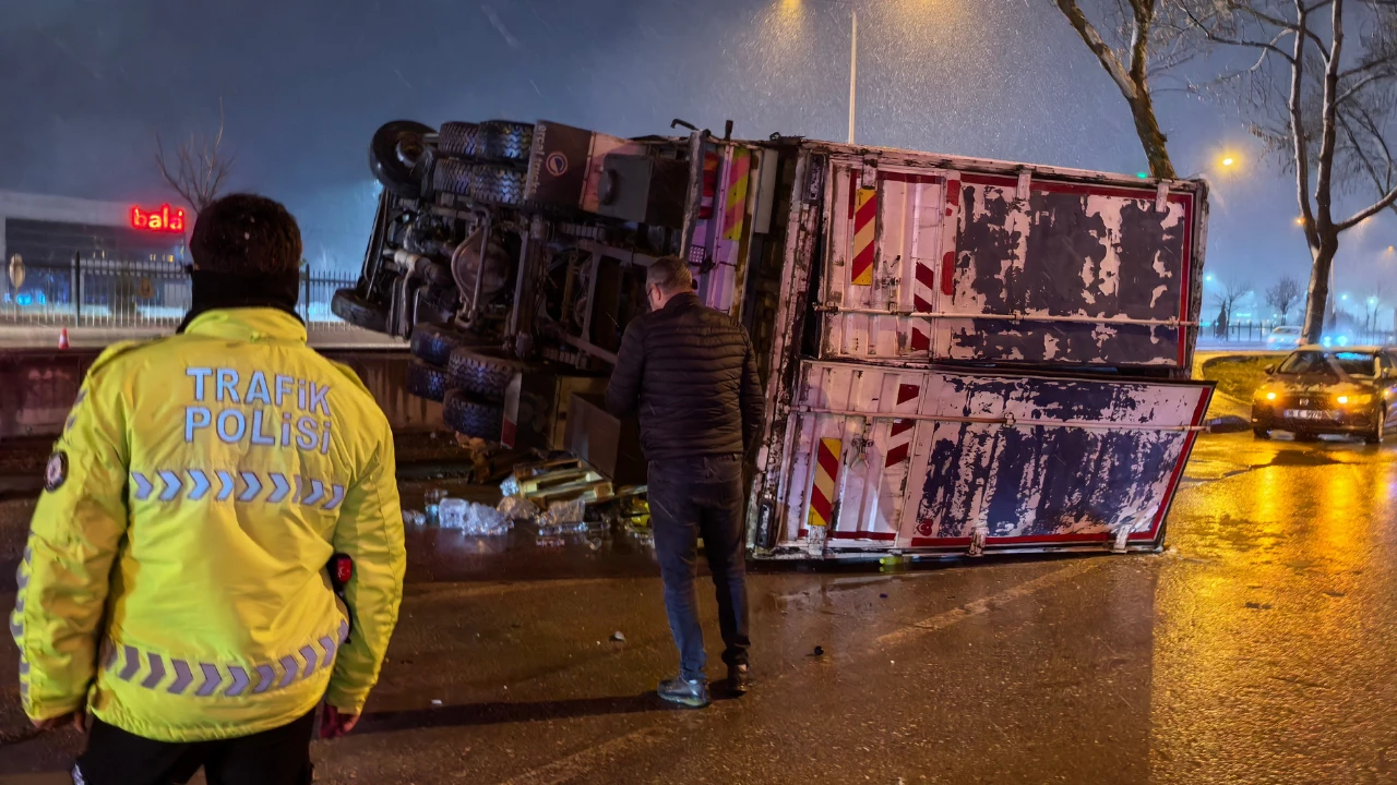 Bursa'da içecek yüklü kamyon devrildi: Sürücü kaza anında yaralanmadı