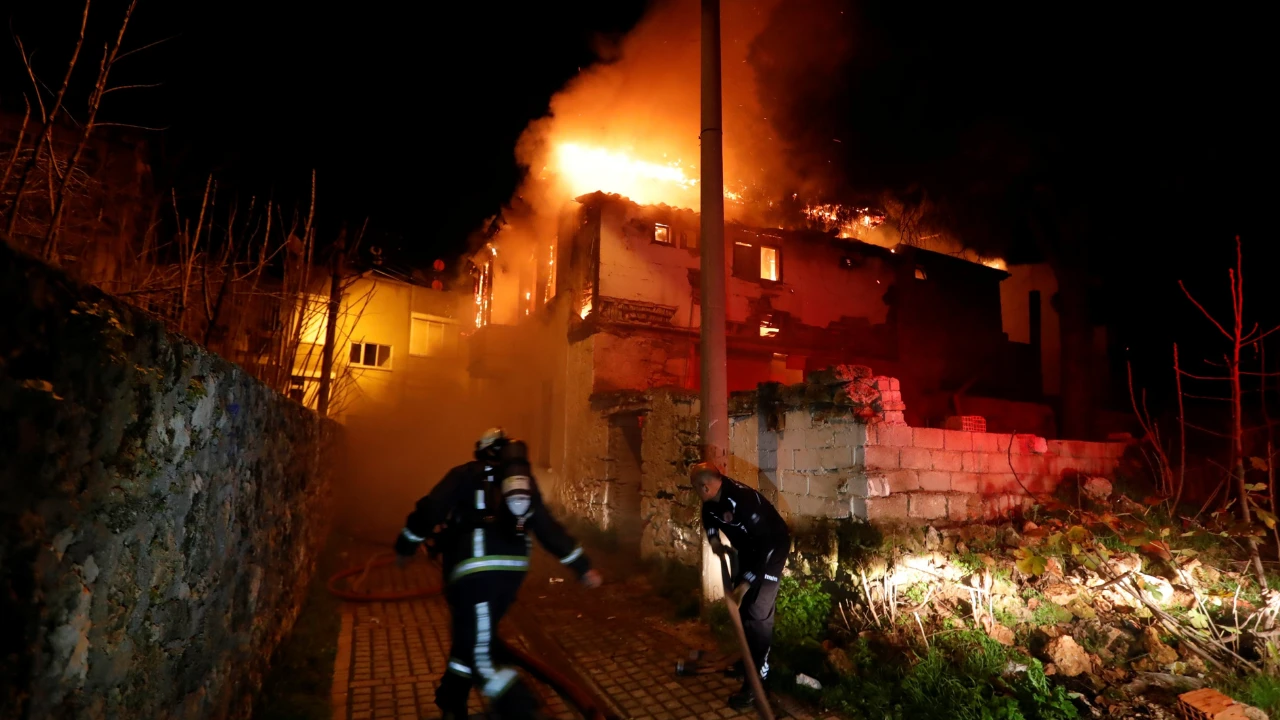 Antalya'da yangın: 150 yıllık tarihi bina küle döndü