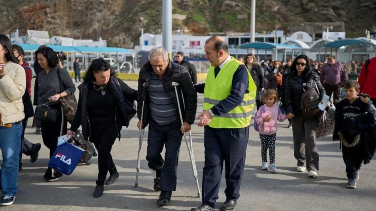 Santorini'de deprem dalgası: Tahliyeler devam ediyor, eğitim kesildi turizm bitme noktasında