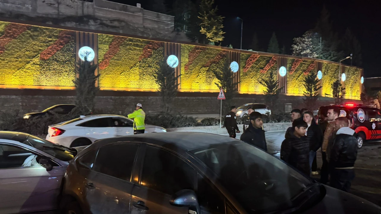 Niğde'de 9 araçlı zincirleme kaza: Trafik durdu