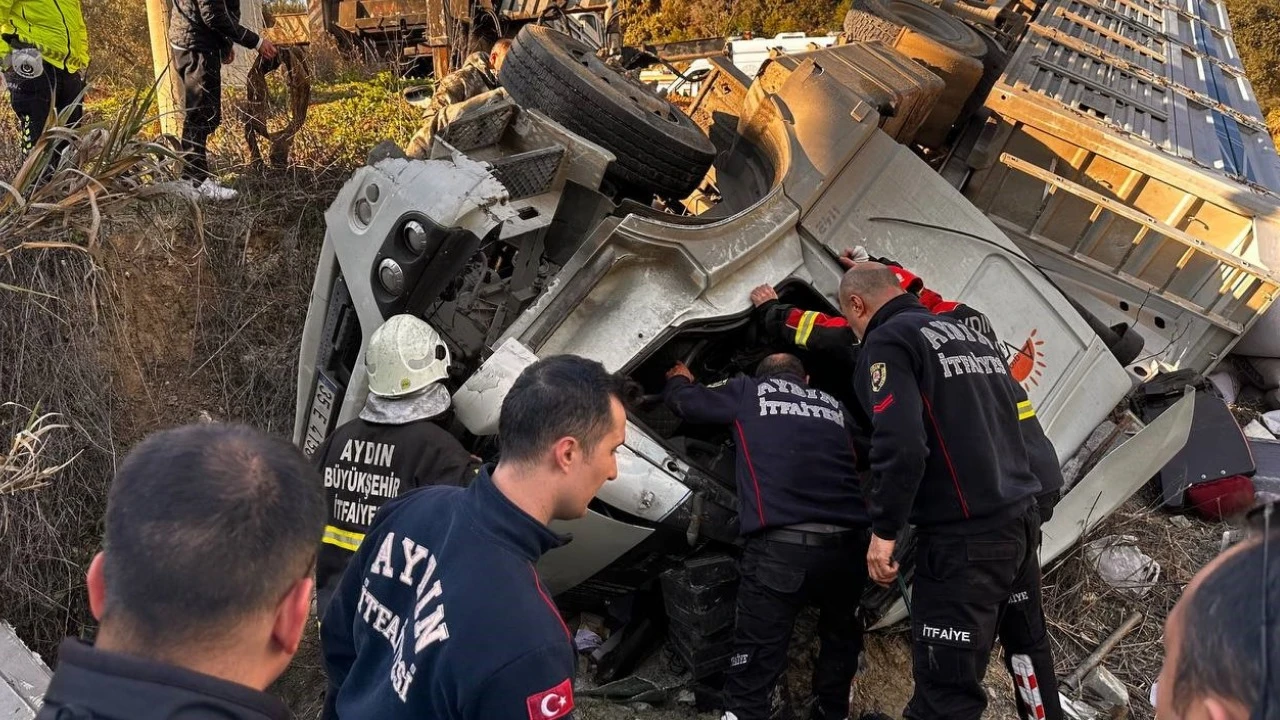 Yem yüklü tır Kuşadası'nda devrildi: 1 ölü, 3 yaralı