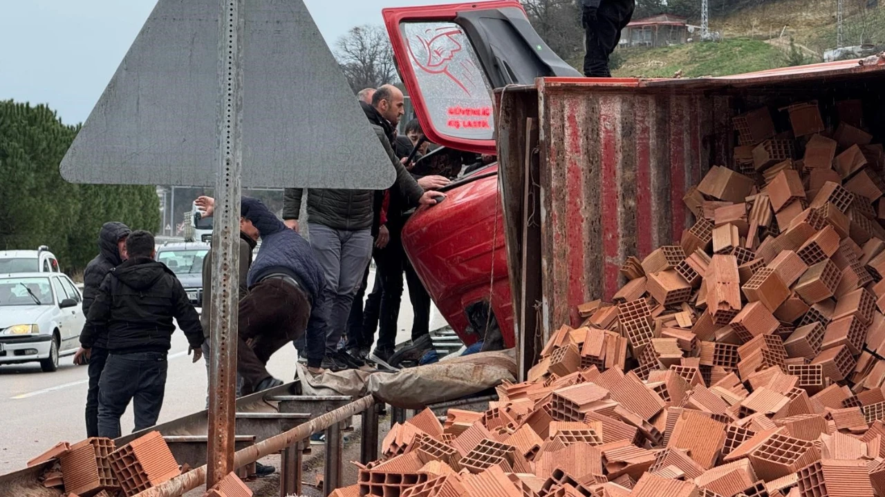 Sinop Gerze'de tuğla yüklü kamyon devrildi: Sürücü yaralandı