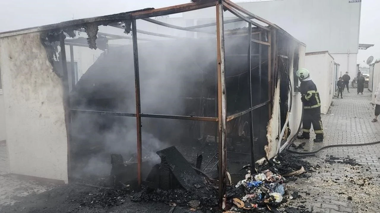 Hatay'da konteyner kentte yangın: 4 konteyner küle döndü