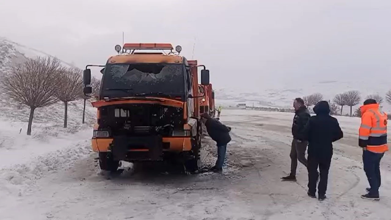 Sivas'ta seyir halindeki karla mücadele kamyonu bir anda alev aldı: Cayır cayır yandı