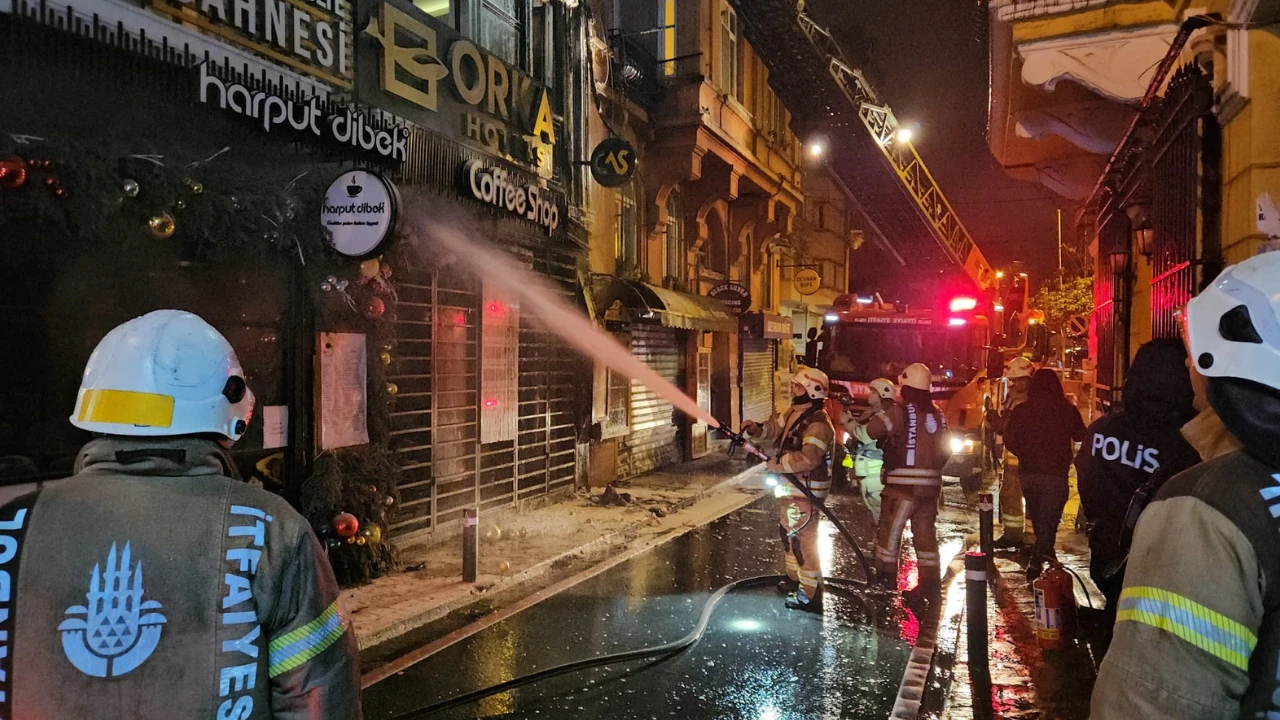 Beyoğlu'nda korkutan otel yangını: Giriş katında alevler yükseldi