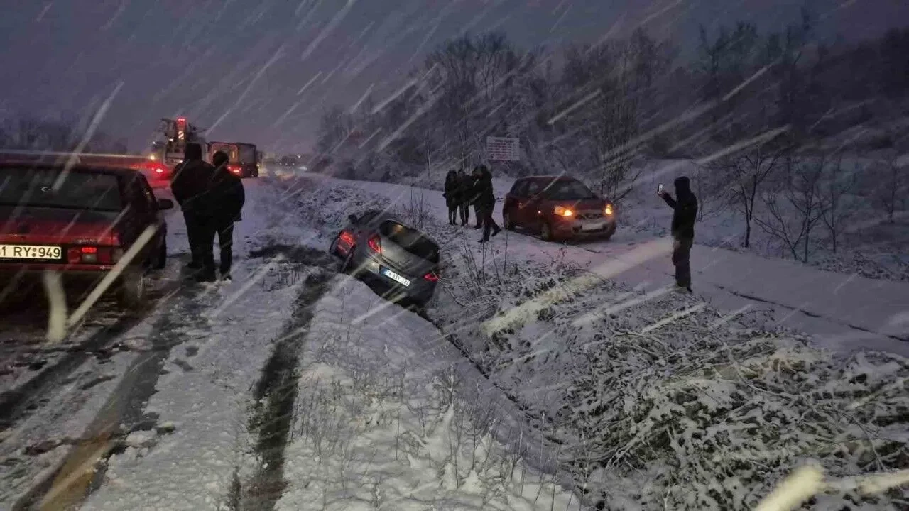 Bolu Dağı'nda zincirleme kaza: 10 araç karıştı, İstanbul yolu kapanarak trafik felç oldu