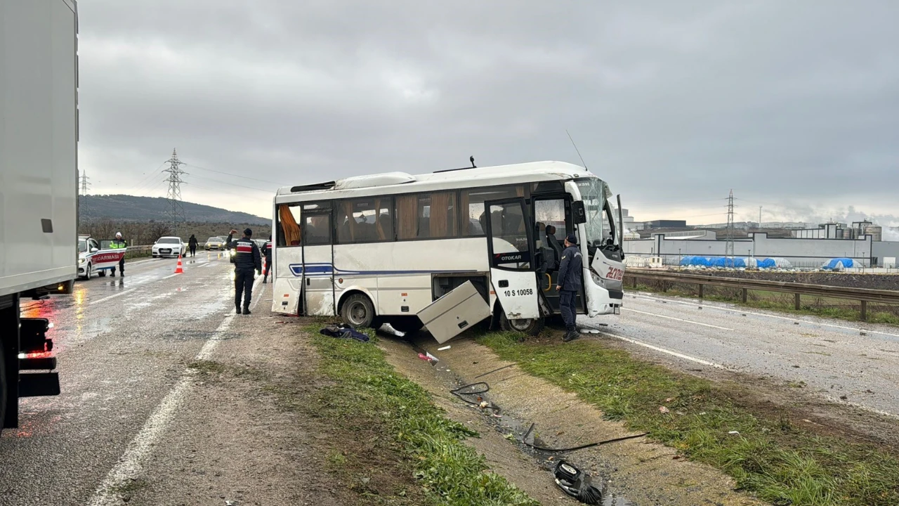 Balıkesir'de işçi servisi kaza yaptı: 4 yaralı